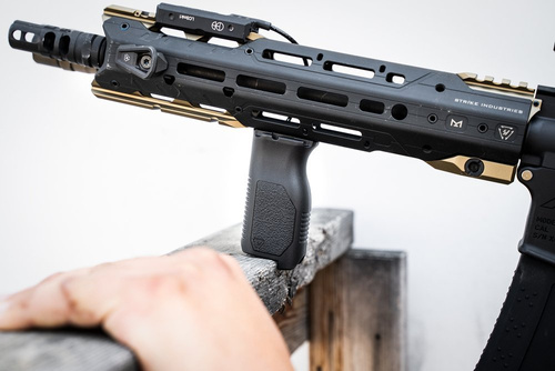 Strike Industries - M-LOK® úhlová vertikální rukojeť - dlouhá - FDE - SI-AR-CMAG-L
