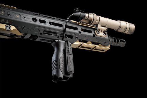 Strike Industries - M-LOK® úhlová vertikální rukojeť - dlouhá - černá - SI-AR-CMAG-L