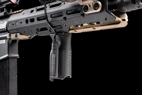 Strike Industries - M-LOK® úhlová vertikální rukojeť - dlouhá - FDE - SI-AR-CMAG-L