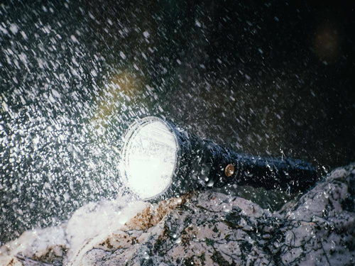 Fenix - LED svítilna -1500 lumenů - 5000 mAh - 21700 baterie - HT18