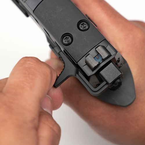 Strike Industries - oboustranná boční nabíjecí rukojeť pro pistoli Sig Sauer P320 - černá - SI-P320-CH