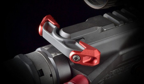 Strike Industries - Záložka ISO pro bezzámkovou nabíjecí rukojeť - červená - SI-ISOTAB-RED