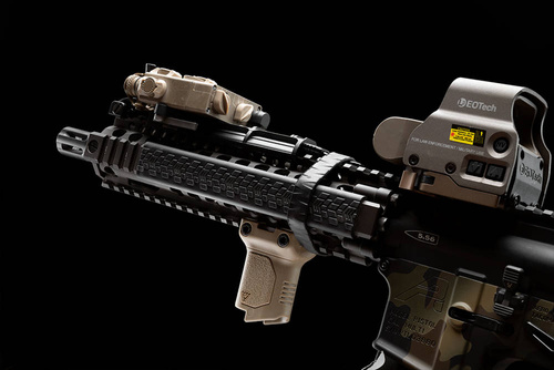 Strike Industries - Úhlový vertikální grip Picatinny - krátký - černý - SI-AR-CMAG-RAIL-S-BK