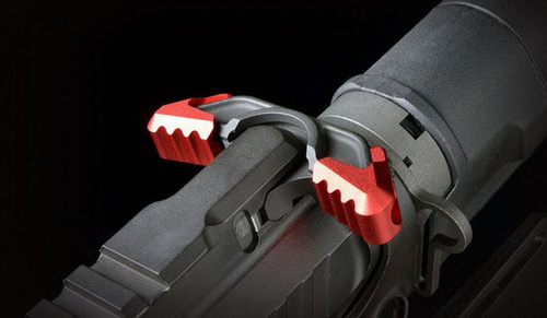 Strike Industries - Záložka ISO pro bezzámkovou nabíjecí rukojeť - červená - SI-ISOTAB-RED