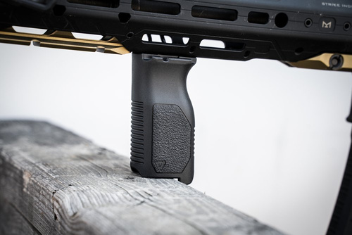 Strike Industries - M-LOK® úhlová vertikální rukojeť - dlouhá - černá - SI-AR-CMAG-L