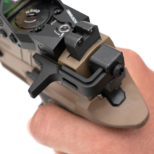Strike Industries - oboustranná boční nabíjecí rukojeť pro pistoli Sig Sauer P320 - černá - SI-P320-CH