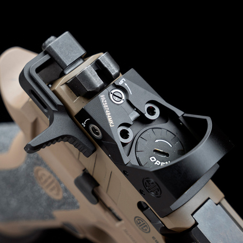 Strike Industries - oboustranná boční nabíjecí rukojeť pro pistoli Sig Sauer P320 - černá - SI-P320-CH