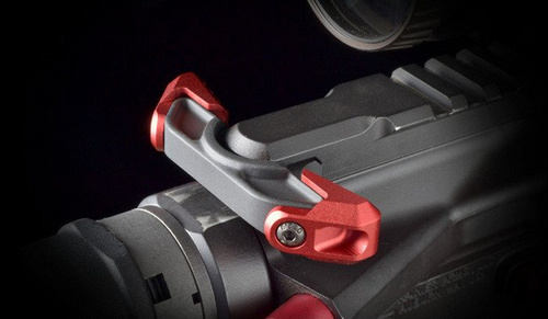 Strike Industries - Záložka ISO pro bezzámkovou nabíjecí rukojeť - červená - SI-ISOTAB-RED