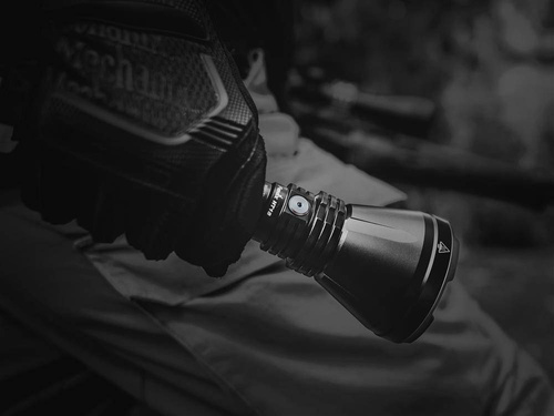 Fenix - LED svítilna -1500 lumenů - 5000 mAh - 21700 baterie - HT18