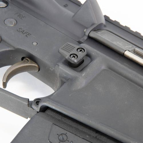 MFT - Polymerové zvětšené tlačítko spouště zásobníku E-VolV pro AR-15 - černé - E2AREMR-BL