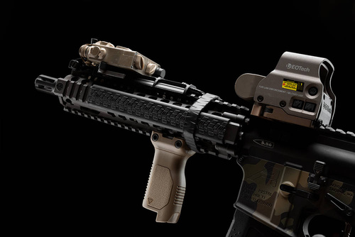 Strike Industries - Úhlový vertikální grip Picatinny - dlouhý - černý - SI-AR-CMAG-RAIL-L-BK