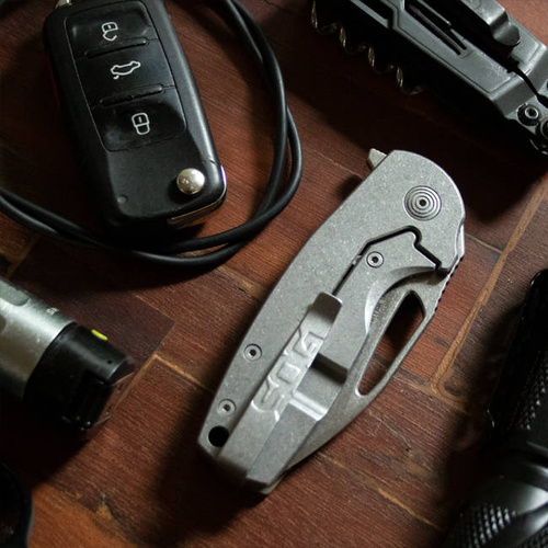 SOG - Zavírací nůž Stout FLK - Olive Drab - 14-03-01-57