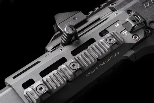 Strike Industries - CZ Scorpion EVO 3 Nabíjecí rukojeť - střední - SI-CEVO-CH-M