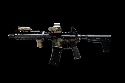 Strike Industries - Úhlový vertikální grip Picatinny - krátký - FDE - SI-AR-CMAG-RAIL-S-FDE