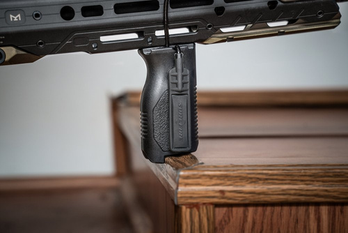 Strike Industries - M-LOK® úhlová vertikální rukojeť - dlouhá - černá - SI-AR-CMAG-L