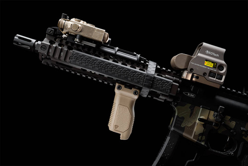 Strike Industries - Úhlový vertikální grip Picatinny - dlouhý - FDE - SI-AR-CMAG-RAIL-L-FDE